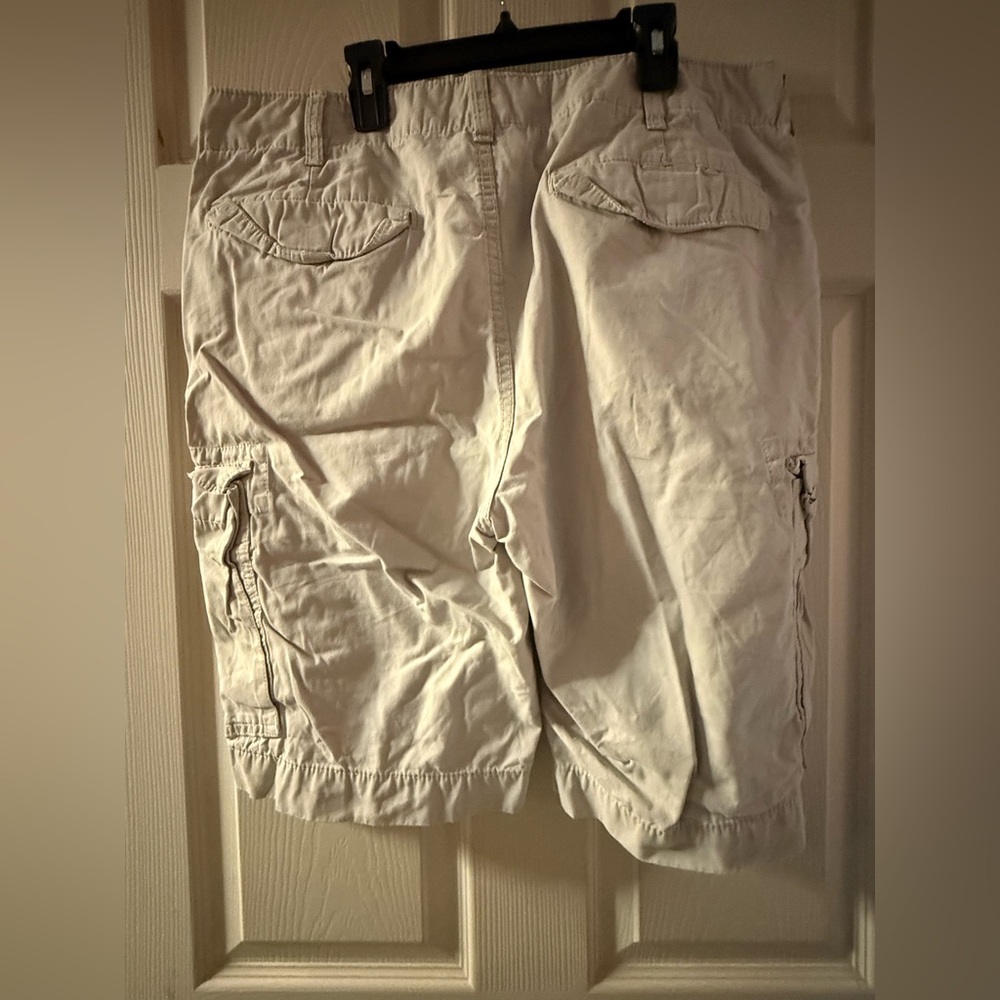 GAP Men's Light Tan Cargo Shorts - Picture 2 of 3
